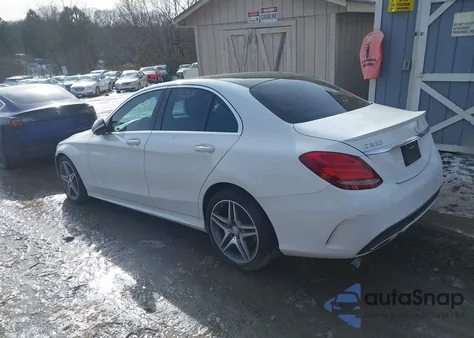 2016 Mercedes-Benz C 300 Sport 4Matic z USA, uszkodzony, nr VIN 55SWF4KB6GU113038